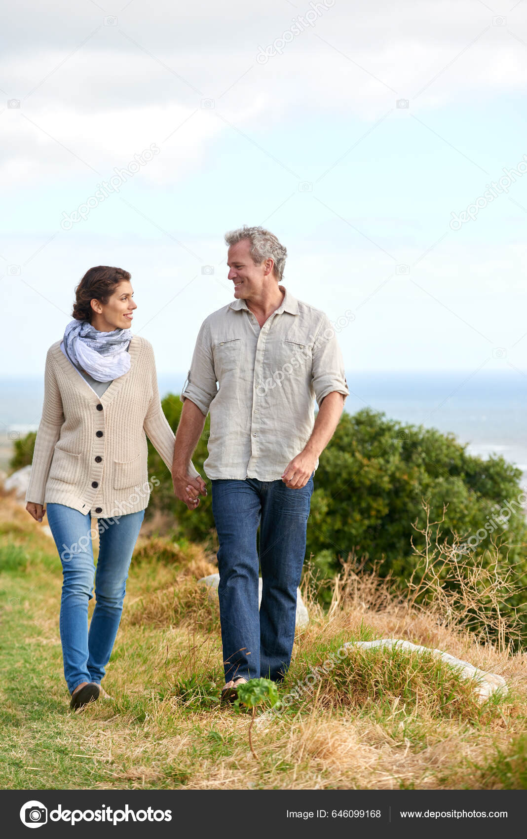 Dando Paseo Tranquilo Una Pareja Cogida Mano Caminando Por Camino — Foto de  stock #646099168 © PeopleImages.com