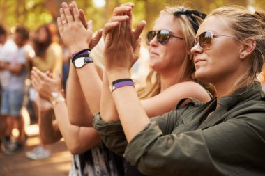 Efsanevi bir performanstı. İki arkadaş açık hava festivalinde bir gösteriyi alkışlıyor.