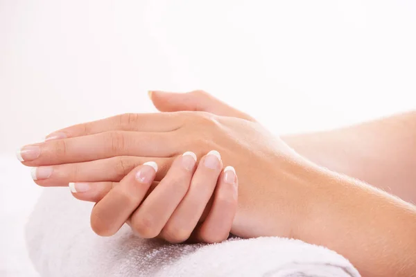 Utrzymując Jej Ręce Zdrowe Gładkie Kobiece Dłonie Spoczywające Ręczniku — Zdjęcie stockowe