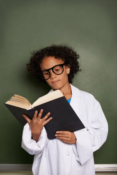 Odkrywanie Radości Płynących Nauki Etniczny Chłopiec Okularach Laboratoryjny Płaszcz Czytający — Zdjęcie stockowe