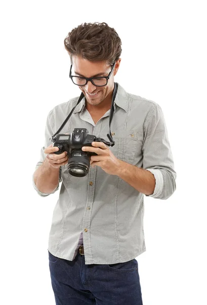 看看他最近的照片一位年轻貌美的摄影师正在相机上看照片 — 图库照片