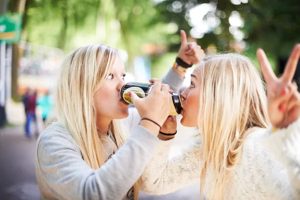 Uno Due Tre Bevande Due Giovani Amici Biondi Che Bevono — Foto Stock