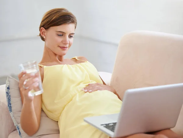 Prohlížím Těhotenské Blogy Krásná Těhotná Žena Těší Sklenici Vody Při — Stock fotografie