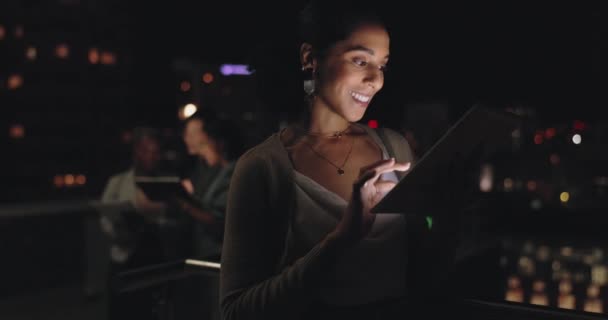 Γυναίκα Ψηφιακή Ταμπλέτα Και Στέγη Νύχτα Στην Πόλη Για Μέσα — Αρχείο Βίντεο