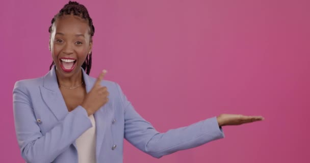 品牌和一位黑人商业女性指向空白的产品放置模型空间 与工作室的一名女雇员在粉红背景模型上进行广告 营销和促销 — 图库视频影像
