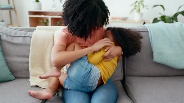 Feliz Cosquillas Madre Con Hija Sofá Riendo Jugando Casa Juntos — Vídeo de stock