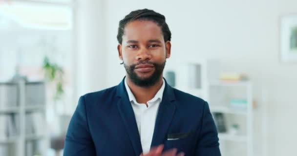 Hombre Negro Cara Confianza Empresarial Con Los Brazos Cruzados Liderazgo — Vídeo de stock