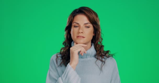Смущенный Зеленый Экран Хромаки Лицо Женщины Мыслящей Изолированно Студийном Фоне — стоковое видео