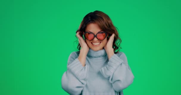 Retrato Mujer Tonta Pantalla Verde Gafas Sol Una Joven Hembra — Vídeo de stock