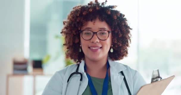 Cara Médico Portapapeles Sonrisa Mujer Hospital Con Orgullo Por Carrera — Vídeo de stock
