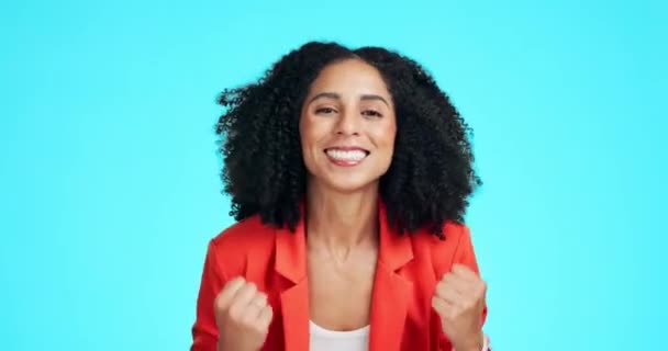 Успіх Переможець Обличчя Жінки Студії Святкування Хороших Новин Або Отримання — стокове відео