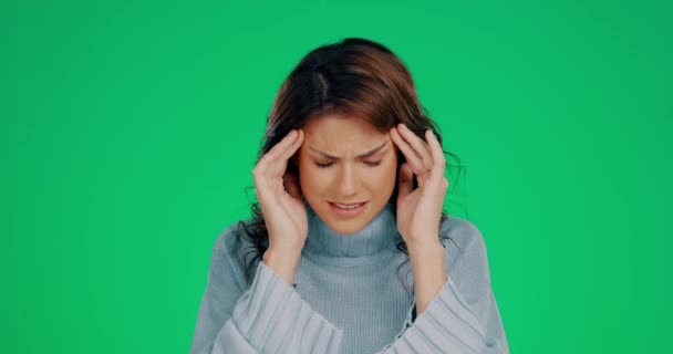 Mujer Pantalla Verde Dolor Cabeza Por Estrés Estudio Para Salud — Vídeos de Stock