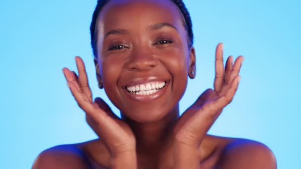 Piękno Czarna Kobieta Dłonie Twarzy Studio Wellness Higieny Gładkiej Skóry — Wideo stockowe