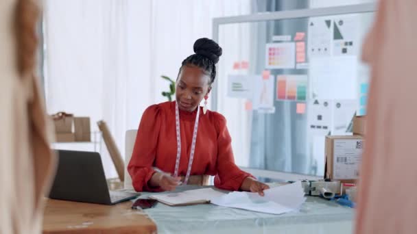 Phone Call Fashion Designer Black Woman Doing Networking Work Communication — Stock Video