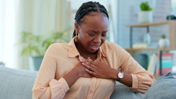 Zwarte Vrouw Ziek Pijn Borst Thuis Gezondheid Stress Bank Met — Stockvideo
