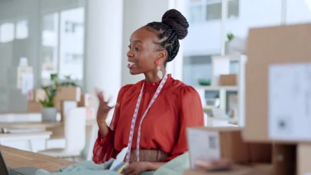 商业视频电话 黑人女性造型师和纺织品设计师在网上的一个办公室会面 办公室零售售货员的谈话 工作沟通和时装设计项目 — 图库视频影像
