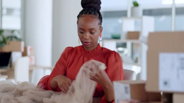 Zwarte Vrouw Ontwerper Stof Voor Mode Studio Met Levering Logistiek — Stockvideo