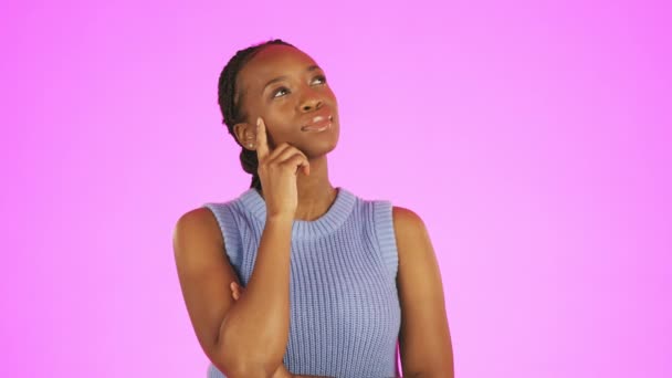 深思熟虑 黑人女性在工作室计划一个创造性的想法在她的脑海里 头脑风暴 沉思的非洲女性模特儿 其思维姿态与紫色背景隔离 — 图库视频影像