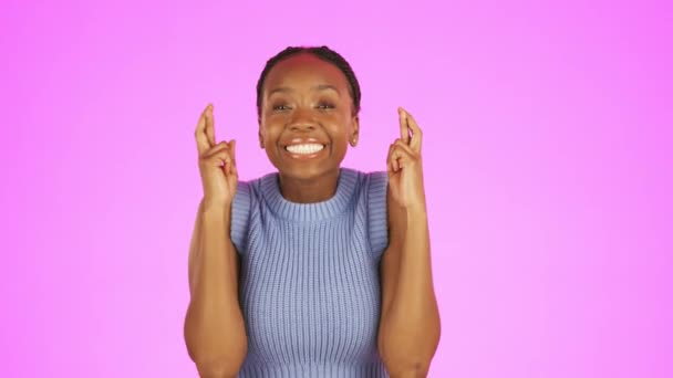 黑人妇女 手指交叉 微笑在工作室 粉红背景和好运的脸 兴奋的女性 手和希望的愿望 赢得的礼物和彩票奖与情感符号 乐观和赢家 — 图库视频影像