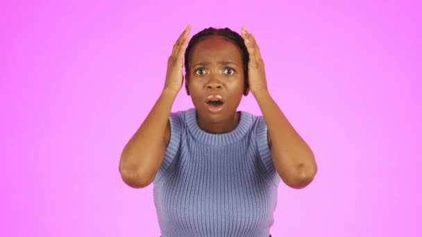 Shock Angst Gezicht Van Zwarte Vrouw Studio Achtergrond Roze Achtergrond — Stockvideo