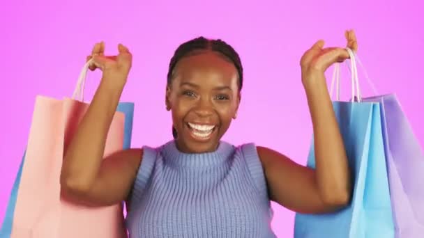 Vrolijke Zwarte Vrouw Boodschappentassen Dansen Viering Voor Het Winnen Korting — Stockvideo
