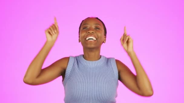 快乐的黑人妇女 兴奋的庆祝胜利 折扣或销售与粉红工作室背景 独立的非洲裔美国女性模特儿快乐地跳舞的画像 — 图库视频影像