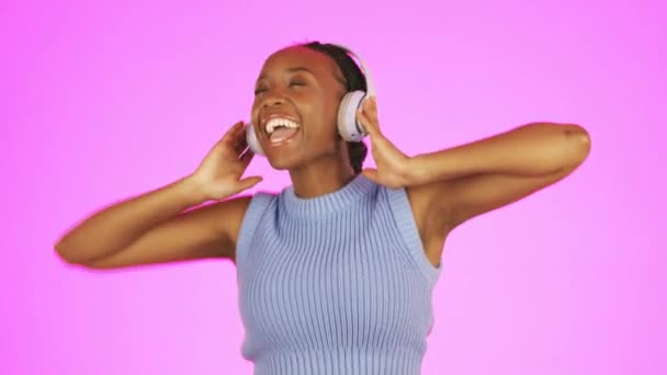 Mujer Negra Bailes Auriculares Escuchando Música Celebración Por Ganar Descuento — Vídeo de stock