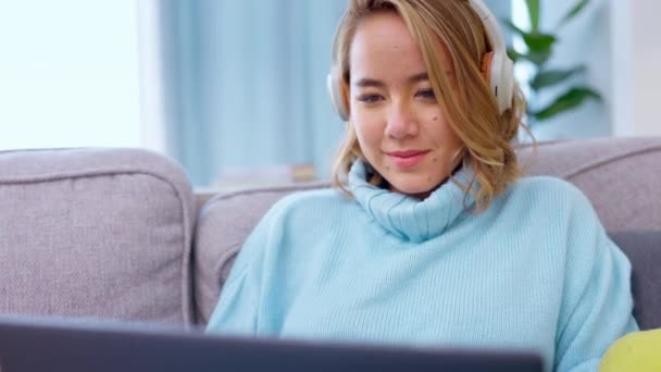 Laptop Kopfhörer Und Asiatin Auf Der Couch Online Kursrecherche Learning — Stockvideo