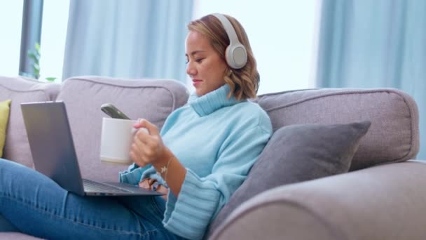 Teléfono Café Mujer Con Auriculares Sofá Para Transmitir Música Radio — Vídeo de stock