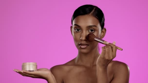 Cosmetica Make Indiase Vrouw Met Borstel Poeder Studio Geluk Glimlach — Stockvideo