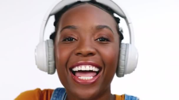 跳舞和黑人妇女与耳机流媒体音乐 兴奋和庆祝在工作室的背景 非洲裔美国女性 淑女和带着快乐的耳机 音频和女孩歌唱 — 图库视频影像