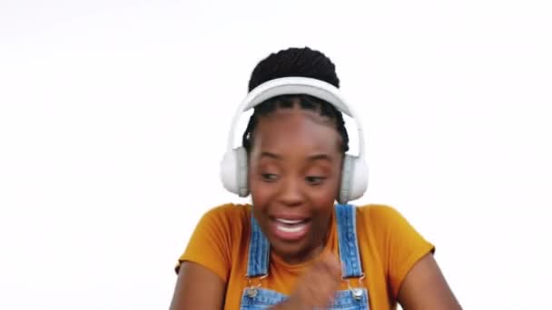 Singende Tanzende Schwarze Frau Mit Kopfhörern Und Trommelnde Hände Einem — Stockvideo