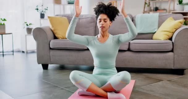 Medytacja Jogi Kobieta Modlitwa Domu Dla Odnowy Biologicznej Zdrowia Psychicznego — Wideo stockowe