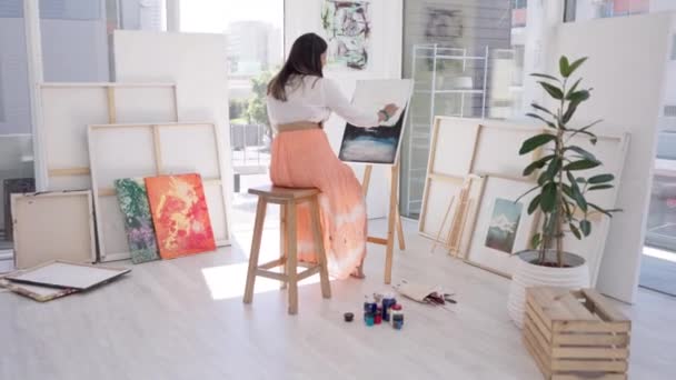 在艺术馆 展览馆 作坊的妇女 油画画布的背面 艺术风格的女性 水彩设计 色彩创作和自由绘画的画笔和创作框架 — 图库视频影像