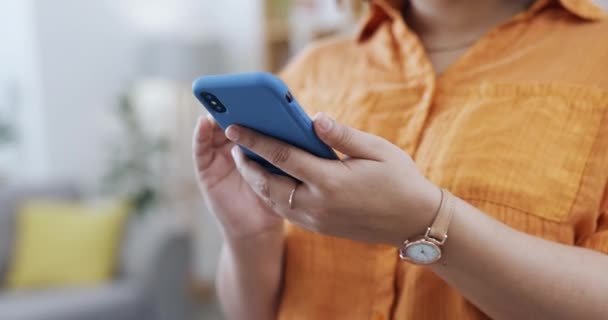 Kéz Görgetés Okostelefonon Kommunikáció Technológiával Keresés Interneten Közösségi Média App — Stock videók