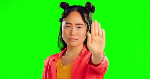 抗議と拒否のためにスタジオでアジアの女性と停止 手と深刻な 緑の画面の背景に女性の肖像画を禁止し 拒否し 管理する拒否 禁止またはセキュリティ — ストック動画