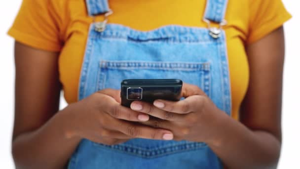 Mulher Negra Telefonema Comunicação Com Conexão Feliz Isolado Fundo Branco — Vídeo de Stock