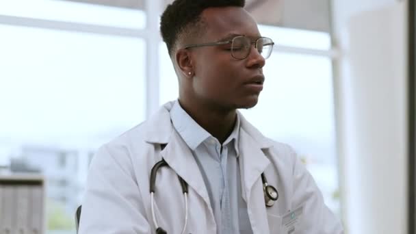 アフリカ人と頭痛の燃焼を持つ医師 医療ストレスと病院での損失についての男悲しい 片頭痛 間違い 問題を持つ精神衛生 不満を持つ医療従事者 — ストック動画