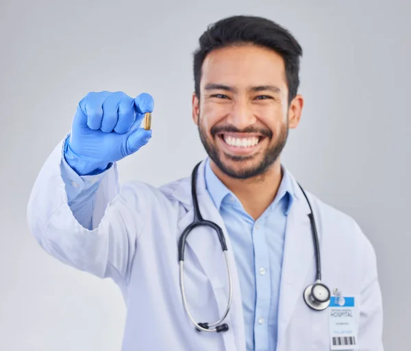 Feliz Retrato Médico Com Pílula Estúdio Sorriso Para Medicina Vitamina — Fotografia de Stock