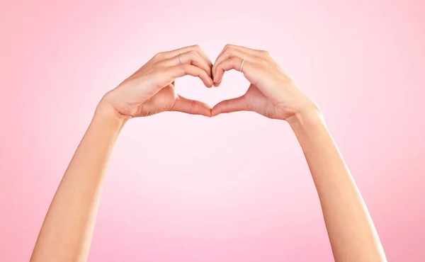 Miłość Serce Ręce Kobiety Studio Romantyzmu Pozytywnej Życzliwości Pokój Wsparcie — Zdjęcie stockowe