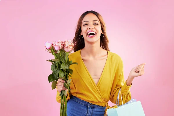 Ευτυχισμένος Τσάντες Ψώνια Και Λουλούδια Γυναίκα Στο Στούντιο Για Λιανική — Φωτογραφία Αρχείου