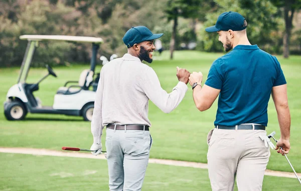 朋友和拳头一起在高尔夫球场上为运动 伙伴关系或在草地上的信任而碰撞 快乐的运动员为了比赛 比赛或比赛而互相握手或握拳 — 图库照片