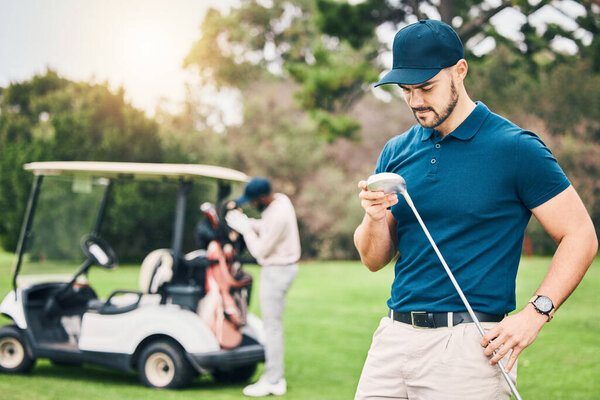 Гольф, спорт и человек на поле с гольф-клубом готовы начать игру, практику и подготовку к соревнованиям. Профессиональный гольфист, активный и мужской caddy на траве для физических упражнений, фитнеса и отдыха.