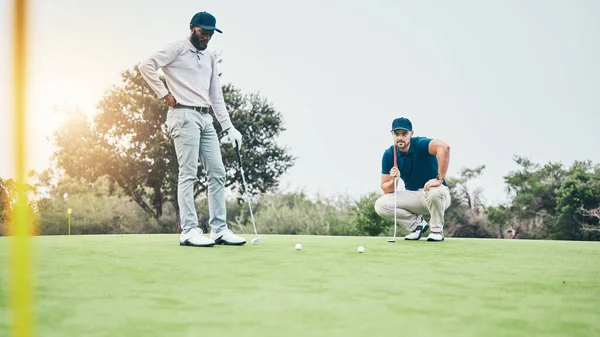 リラックス 趣味や競争の試合のためのフィールド上の男性とスポーツ ゴルフや友人 計画し 健康男性と一緒にクラブで遊ぶ無料の時間 練習とショットに焦点を当てる — ストック写真