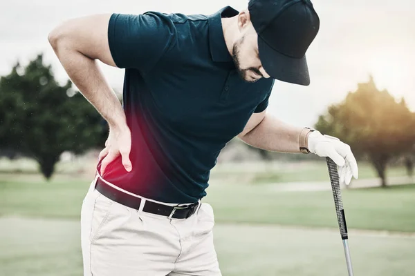 スポーツ 筋肉やゴルフ コース上のゲーム中に腰痛を持つ男 健康と健康のマッサージと救済 草の上のゴルフワークアウトで体の痛みを持つサポートとゴルファーの傷害に手 — ストック写真