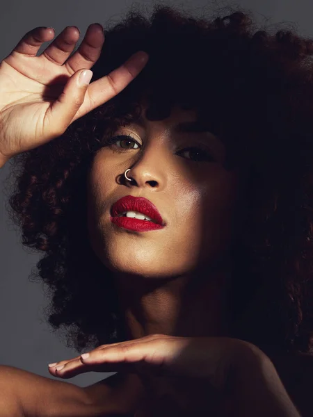 Rode Lippenstift Schaduw Make Zwarte Vrouw Met Schoonheid Afro Natuurlijk — Stockfoto