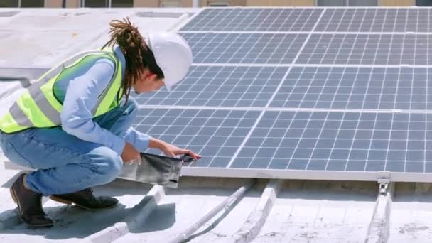 太阳能电池板检查 工程师检查和建筑工人从事可再生能源项目 建筑物上绿色电网的屋顶 生态友好型和可持续面板 — 图库视频影像