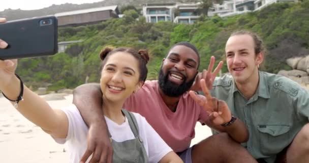 Φίλοι Χαμόγελο Και Selfie Πινακίδα Ειρήνης Στην Παραλία Χαλαρώνοντας Για — Αρχείο Βίντεο