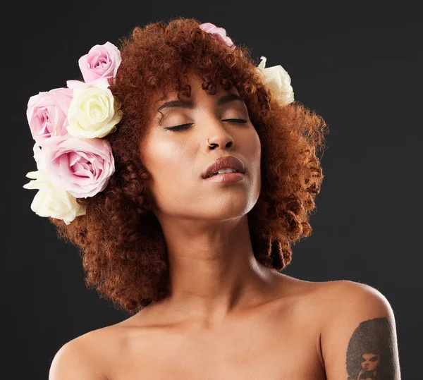 Artistiek Creatief Vrouw Met Bloemen Het Haar Geïsoleerd Een Zwarte — Stockfoto