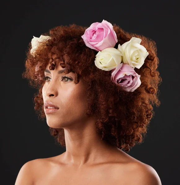 Denken Schoonheid Bloemen Met Een Model Zwarte Vrouw Studio Een — Stockfoto